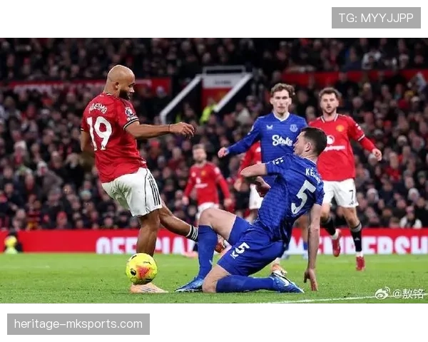 曼联进攻组织混乱问题持续显现，对球队赛季战绩稳定性形成制约