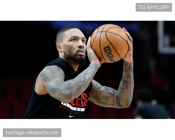 利拉德休赛期还在凌晨四点练投篮，邻居说他家灯比路灯还准时